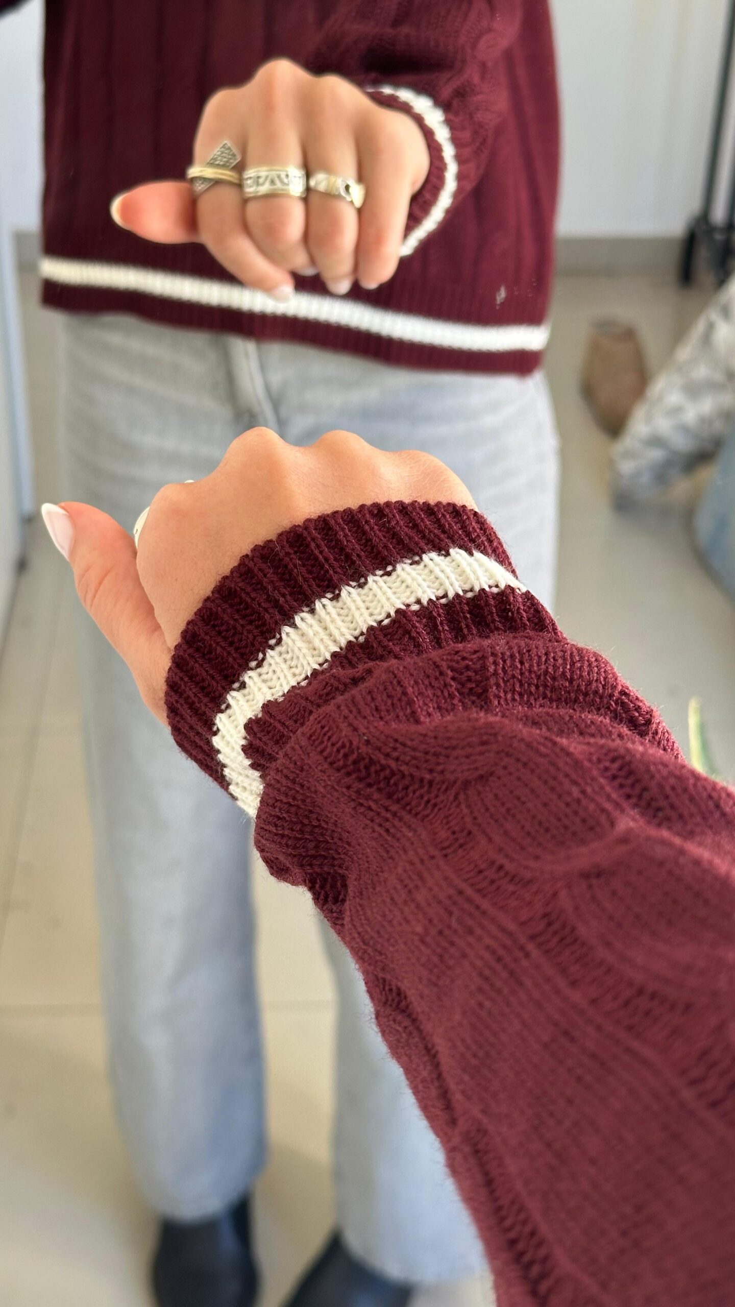 Sweater escote V-(Bordo) - Imagen 3