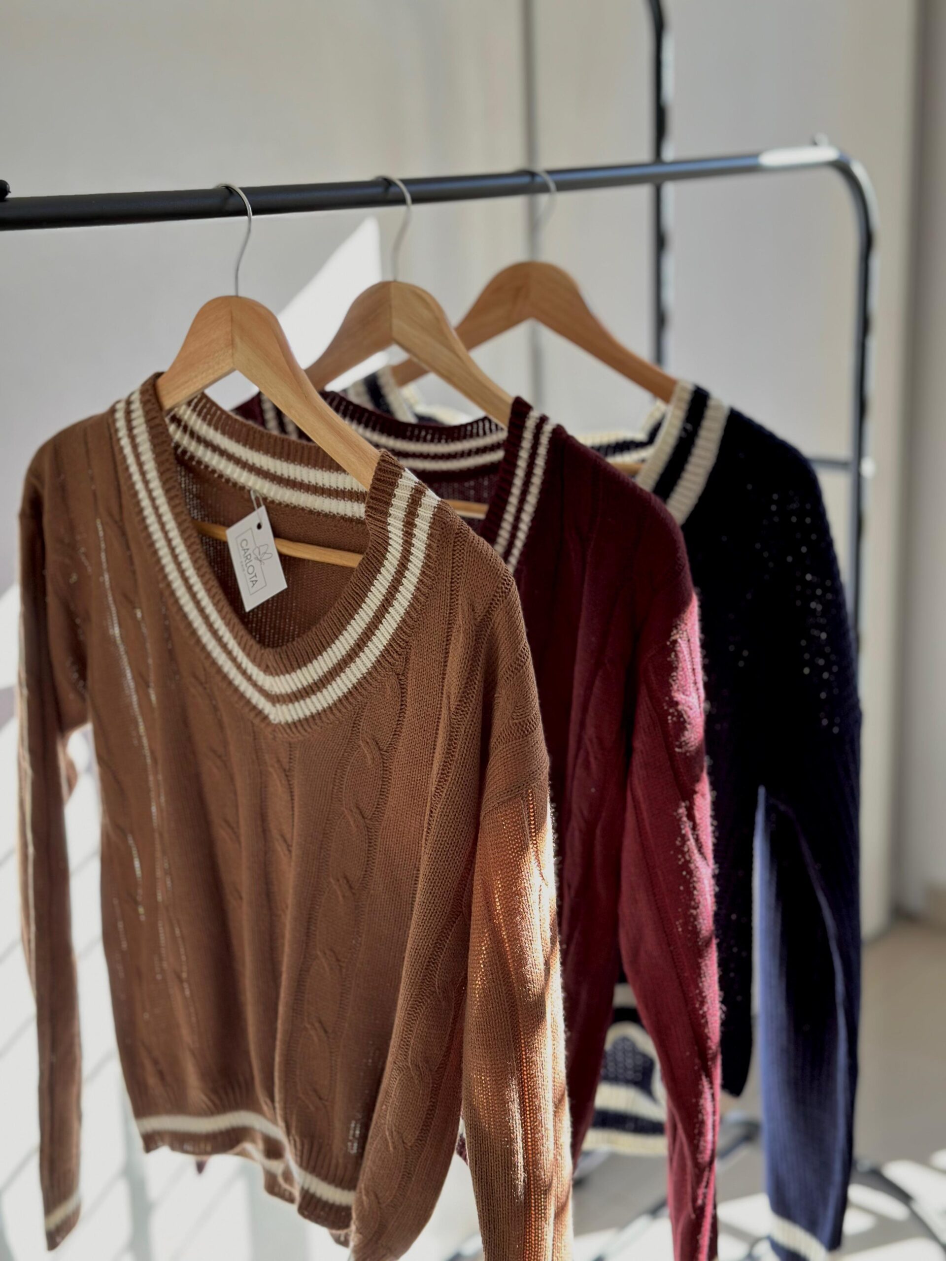 Sweater escote V-(Bordo) - Imagen 2